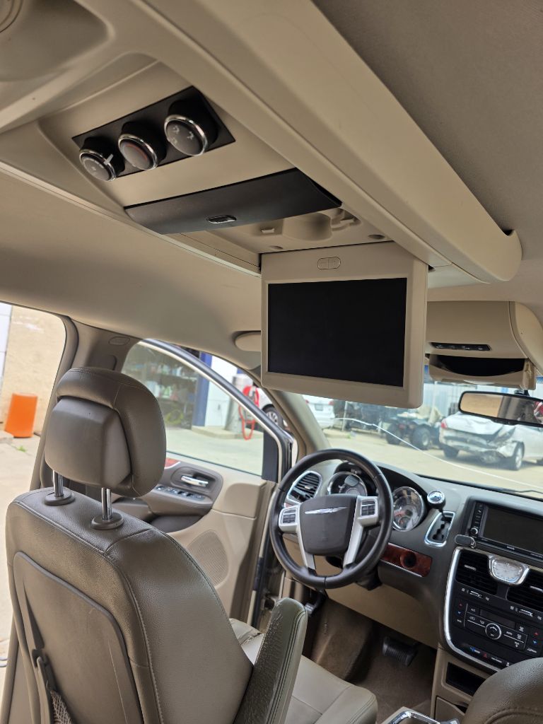 Photo 13 of this CHRYSLER TOWN & COUNTRY