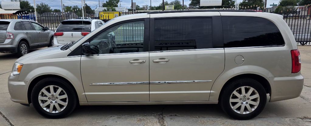 Photo 3 of this CHRYSLER TOWN & COUNTRY