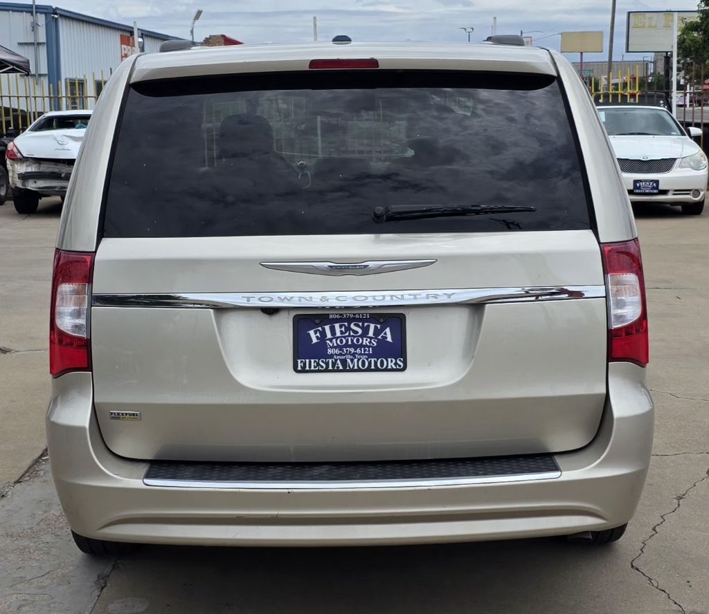 Photo 4 of this CHRYSLER TOWN & COUNTRY