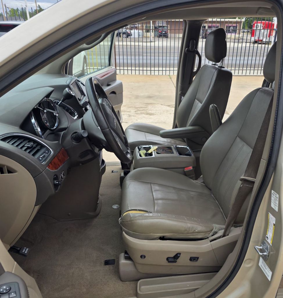 Photo 6 of this CHRYSLER TOWN & COUNTRY