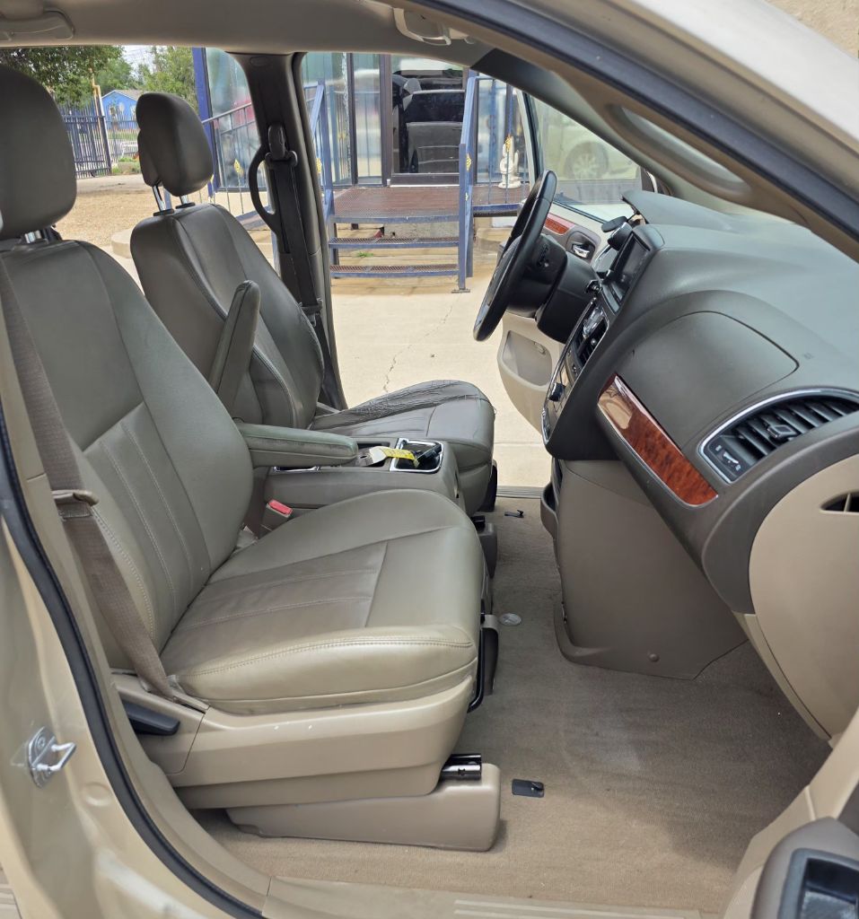 Photo 12 of this CHRYSLER TOWN & COUNTRY