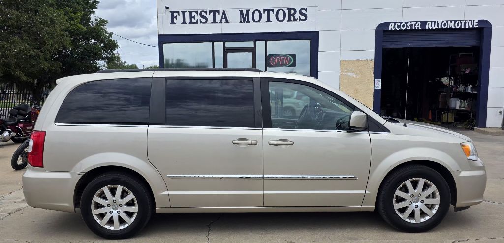 Photo 5 of this CHRYSLER TOWN & COUNTRY