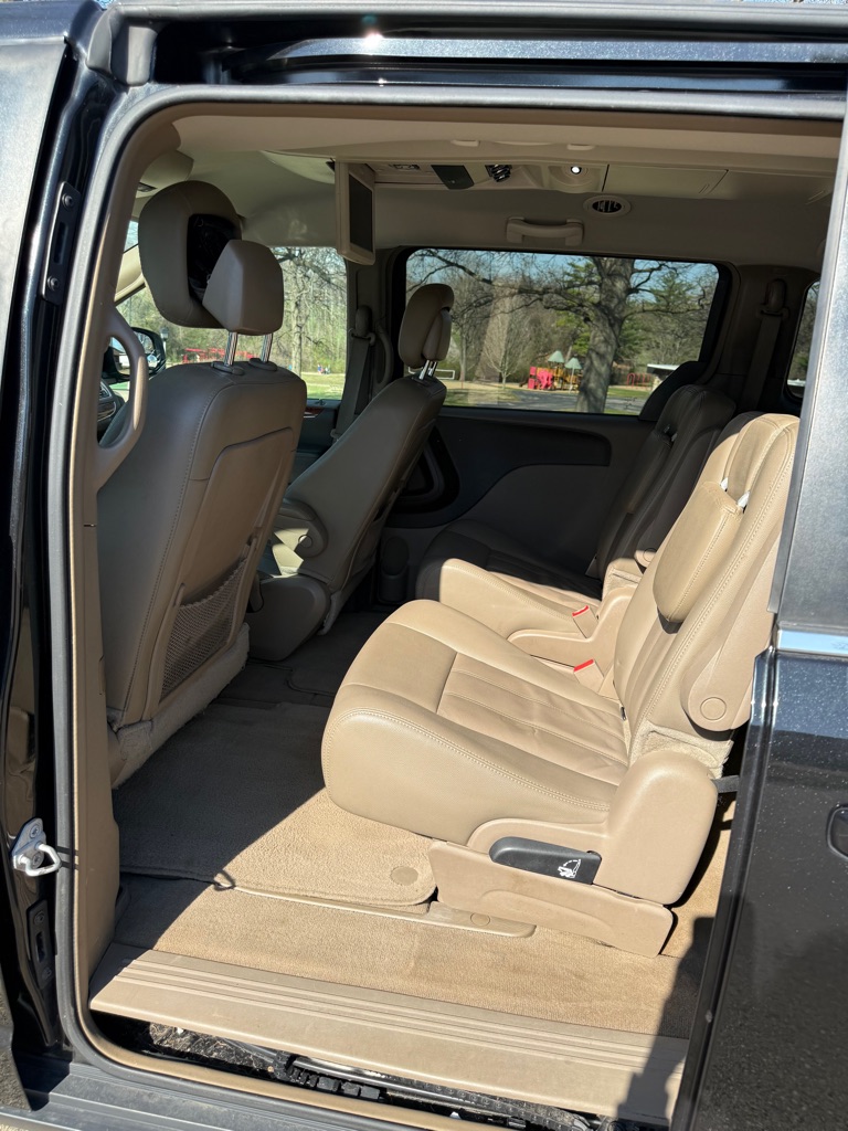 Photo 13 of this CHRYSLER TOWN & COUNTRY