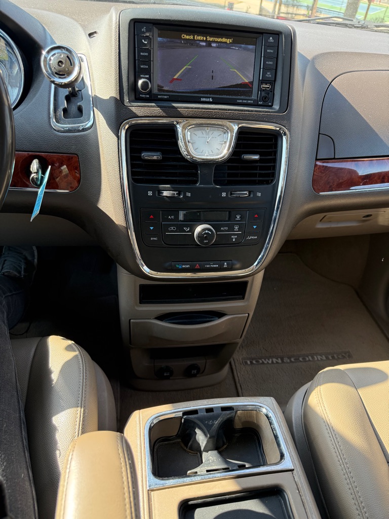 Photo 16 of this CHRYSLER TOWN & COUNTRY