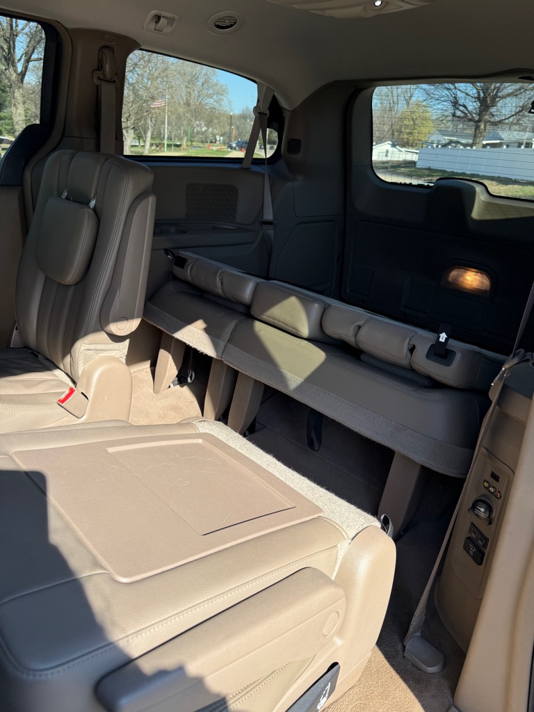 Photo 14 of this CHRYSLER TOWN & COUNTRY