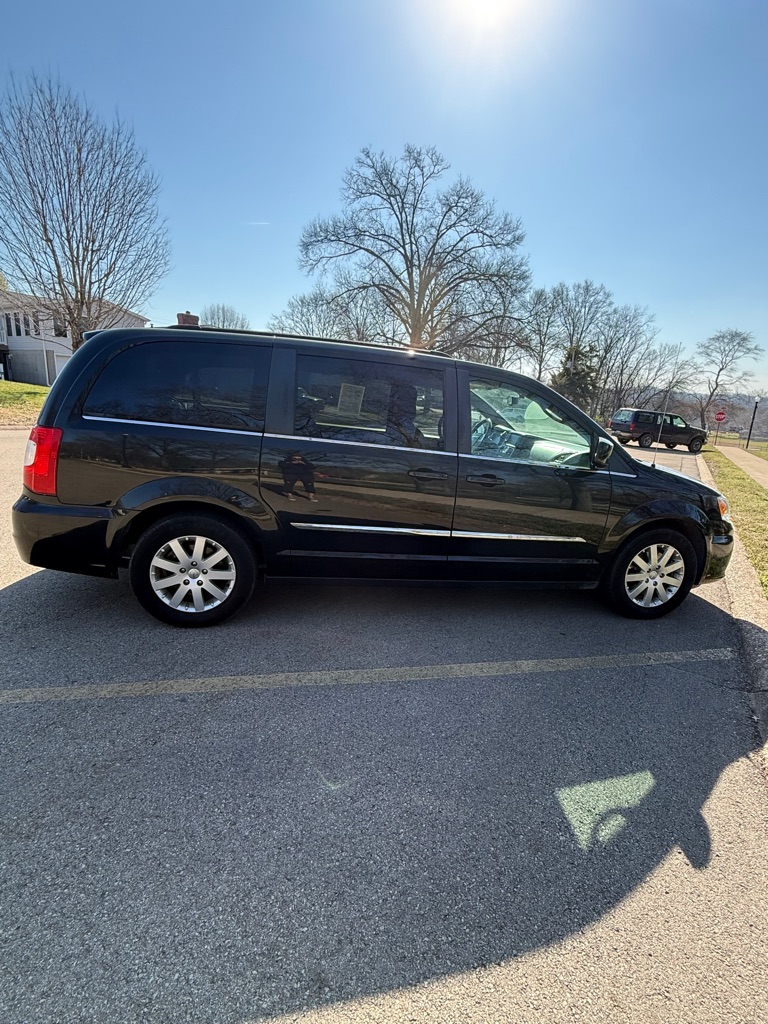 Photo 6 of this CHRYSLER TOWN & COUNTRY