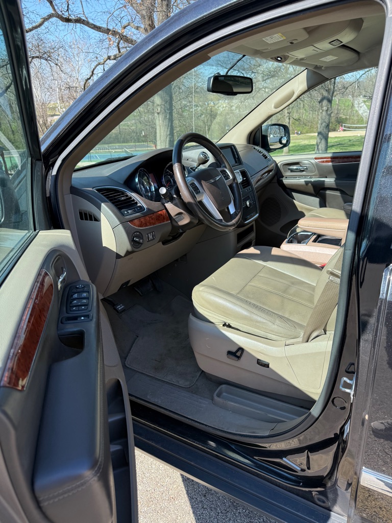 Photo 15 of this CHRYSLER TOWN & COUNTRY
