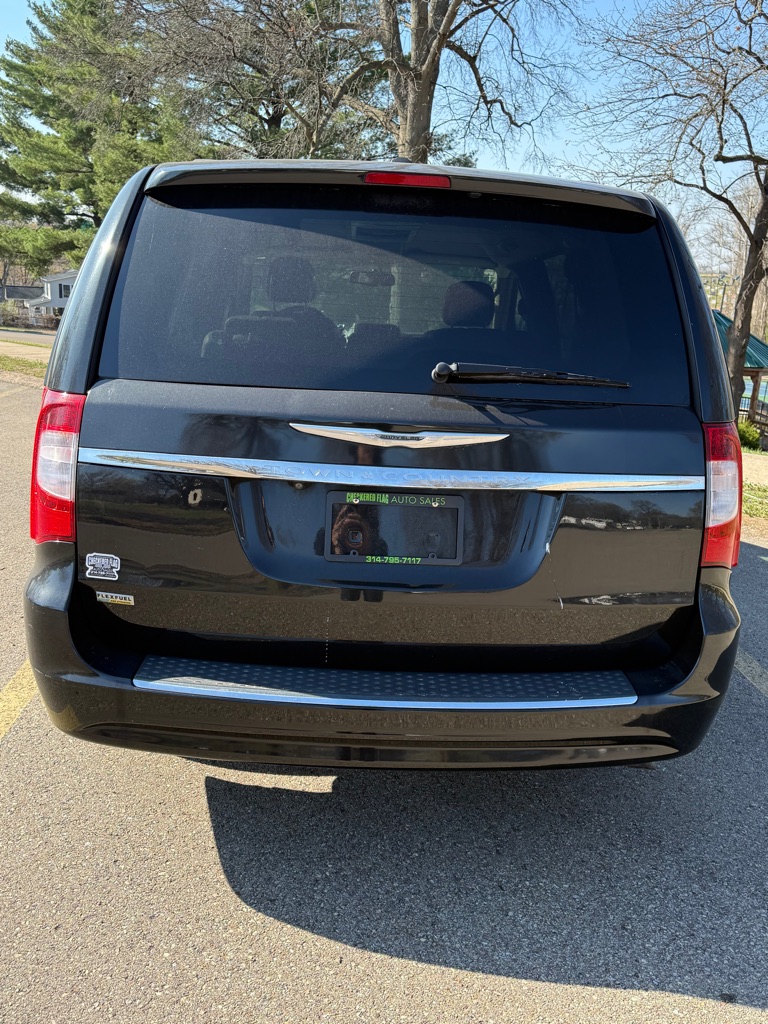 Photo 4 of this CHRYSLER TOWN & COUNTRY
