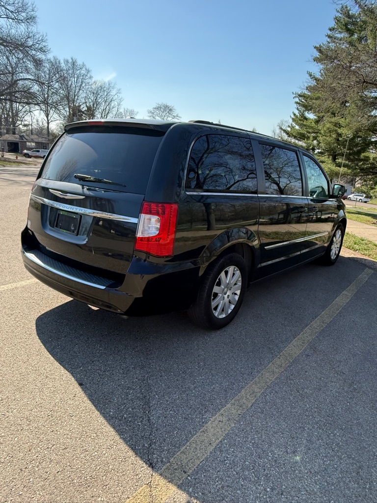 Photo 5 of this CHRYSLER TOWN & COUNTRY