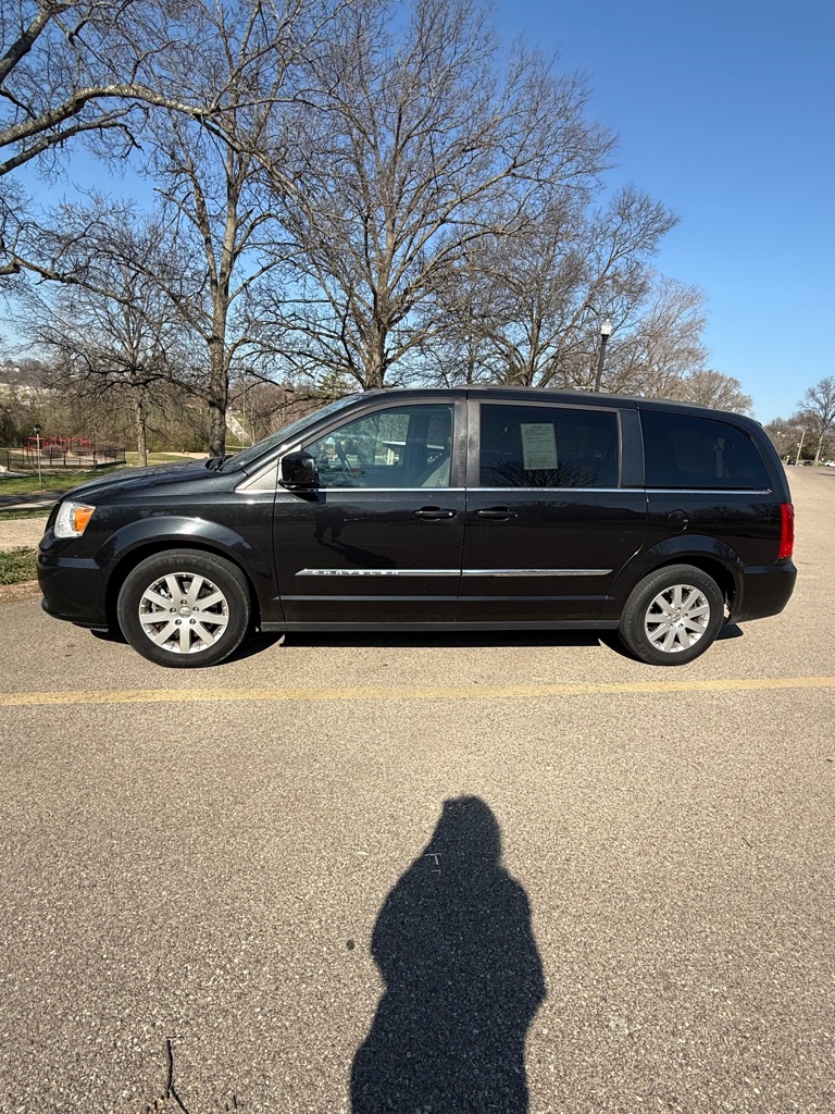 Photo 2 of this CHRYSLER TOWN & COUNTRY