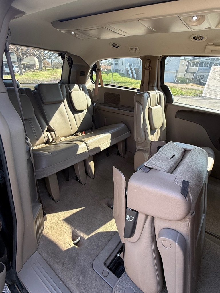 Photo 11 of this CHRYSLER TOWN & COUNTRY