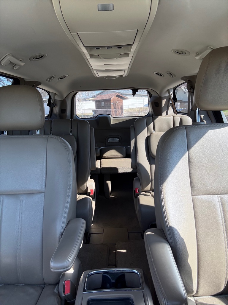 Photo 18 of this CHRYSLER TOWN & COUNTRY