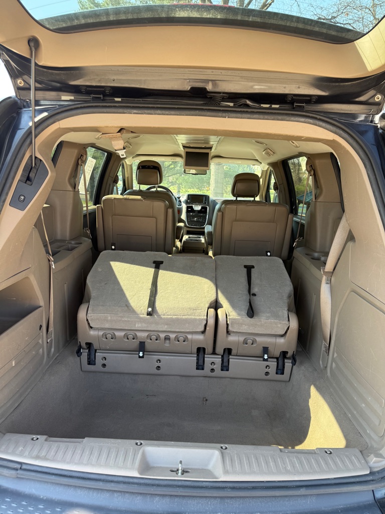 Photo 12 of this CHRYSLER TOWN & COUNTRY