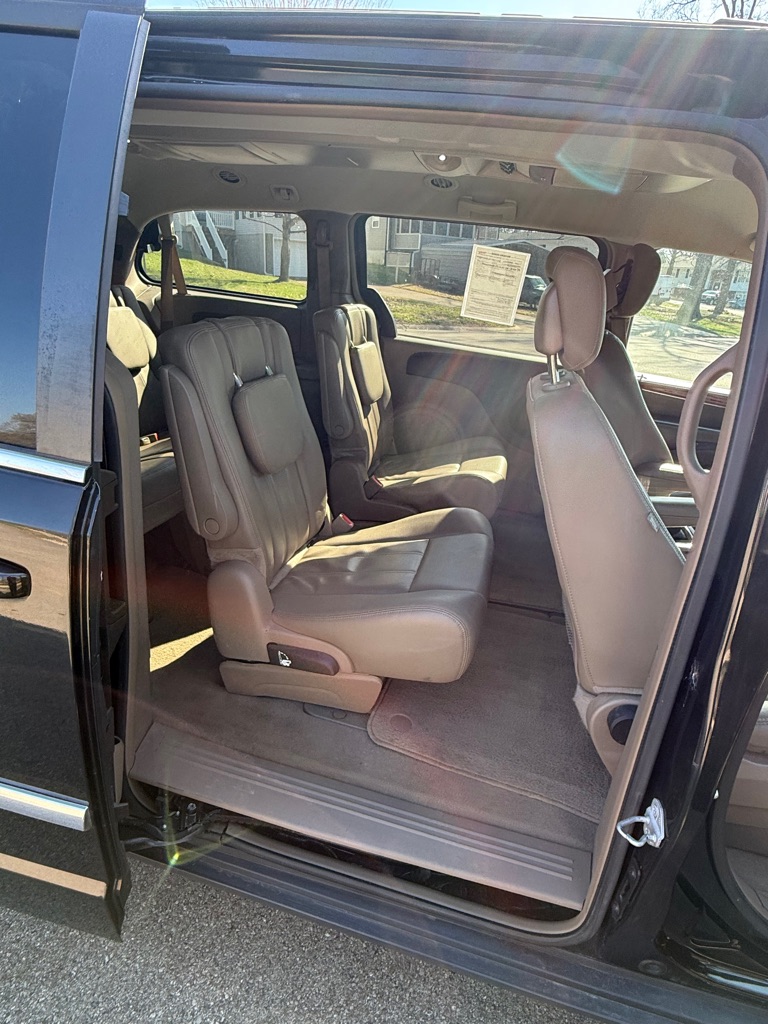 Photo 10 of this CHRYSLER TOWN & COUNTRY