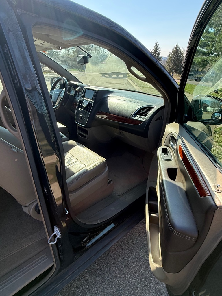 Photo 9 of this CHRYSLER TOWN & COUNTRY