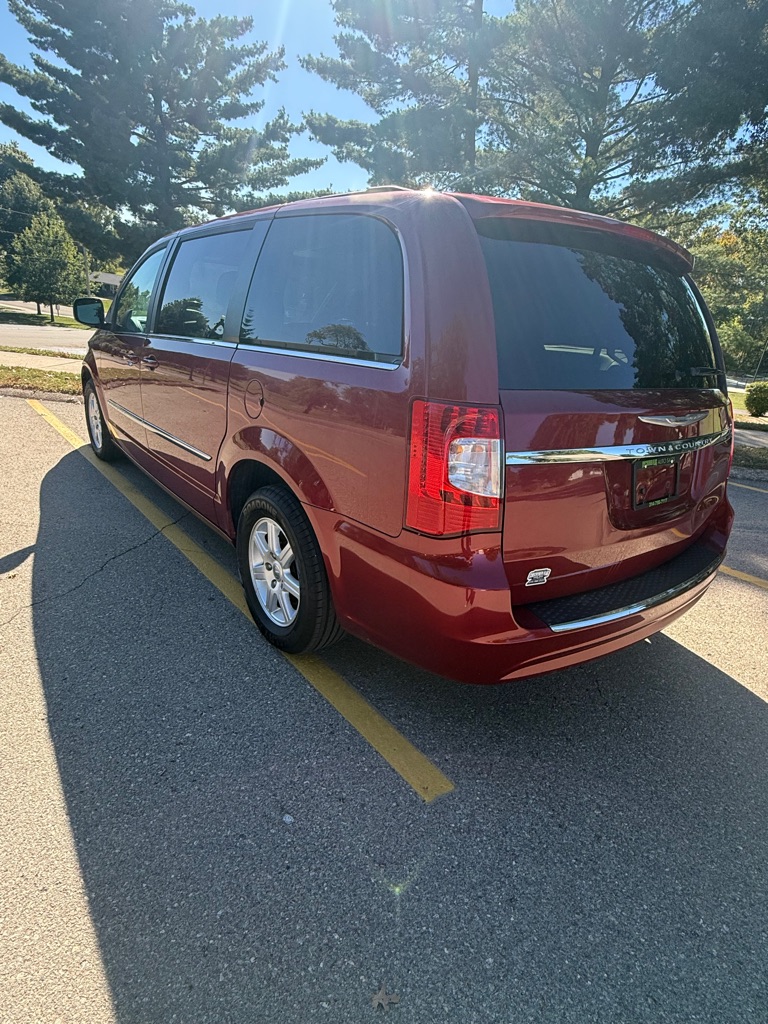 Photo 3 of this CHRYSLER TOWN & COUNTRY