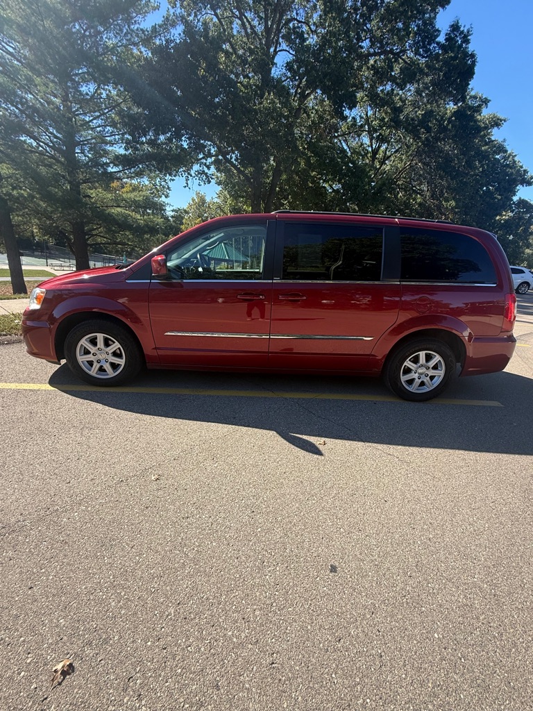 Photo 2 of this CHRYSLER TOWN & COUNTRY