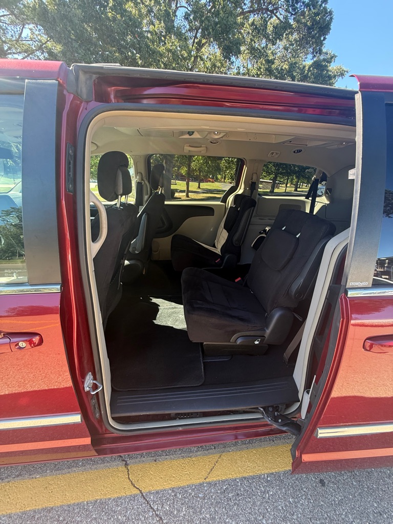 Photo 13 of this CHRYSLER TOWN & COUNTRY