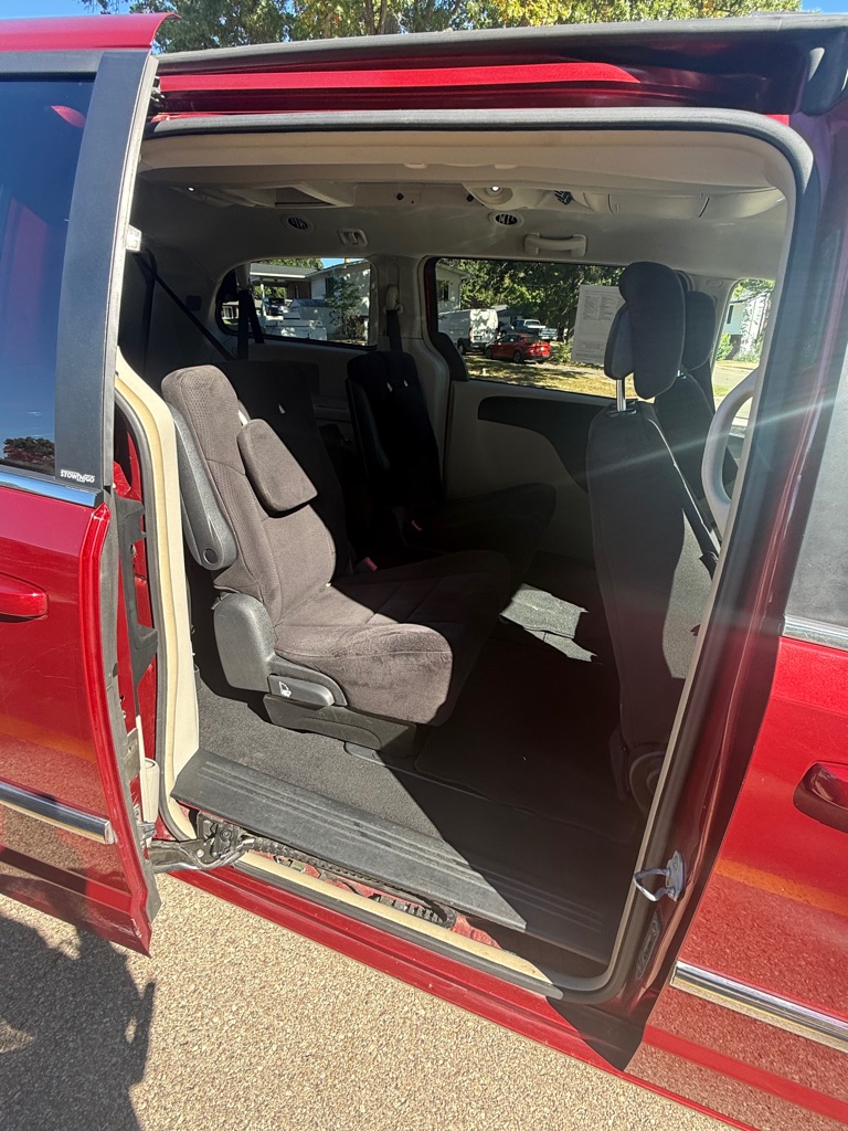 Photo 10 of this CHRYSLER TOWN & COUNTRY