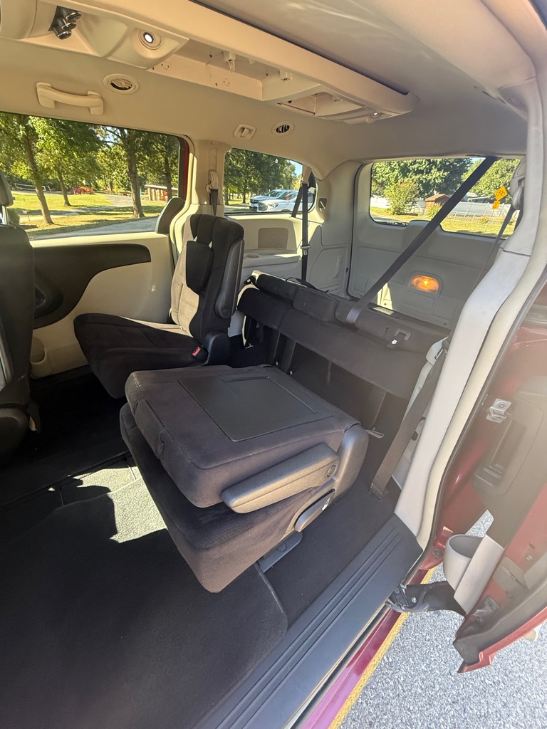Photo 14 of this CHRYSLER TOWN & COUNTRY