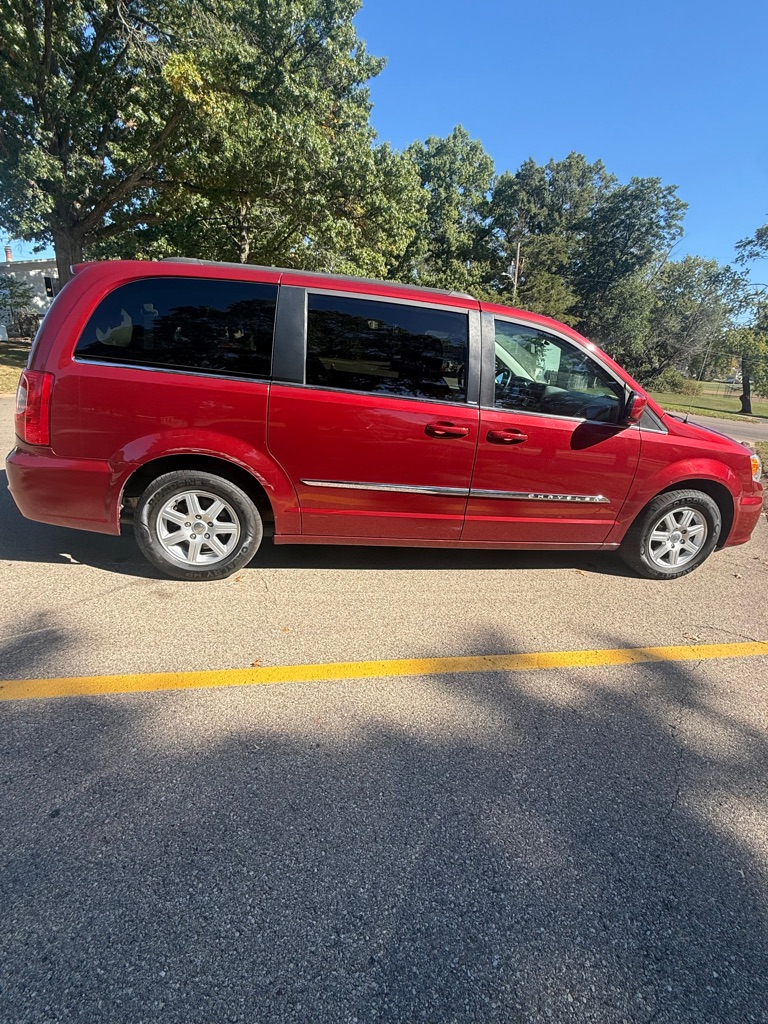 Photo 6 of this CHRYSLER TOWN & COUNTRY