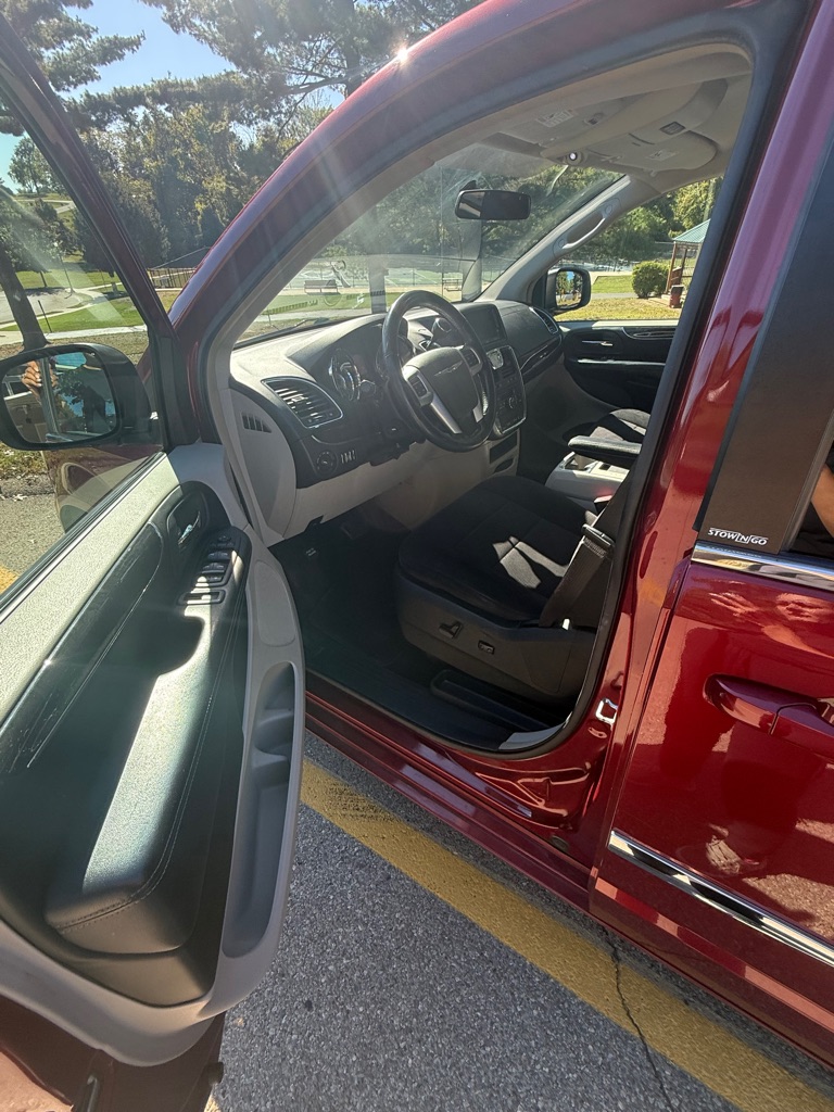 Photo 16 of this CHRYSLER TOWN & COUNTRY