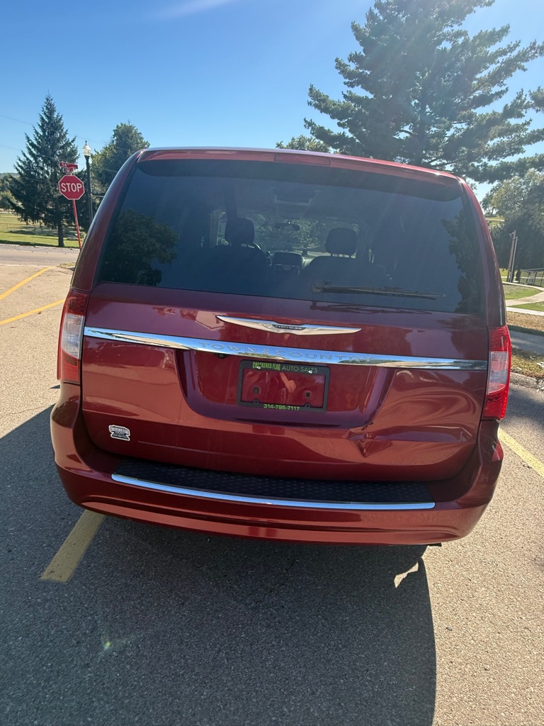 Photo 4 of this CHRYSLER TOWN & COUNTRY