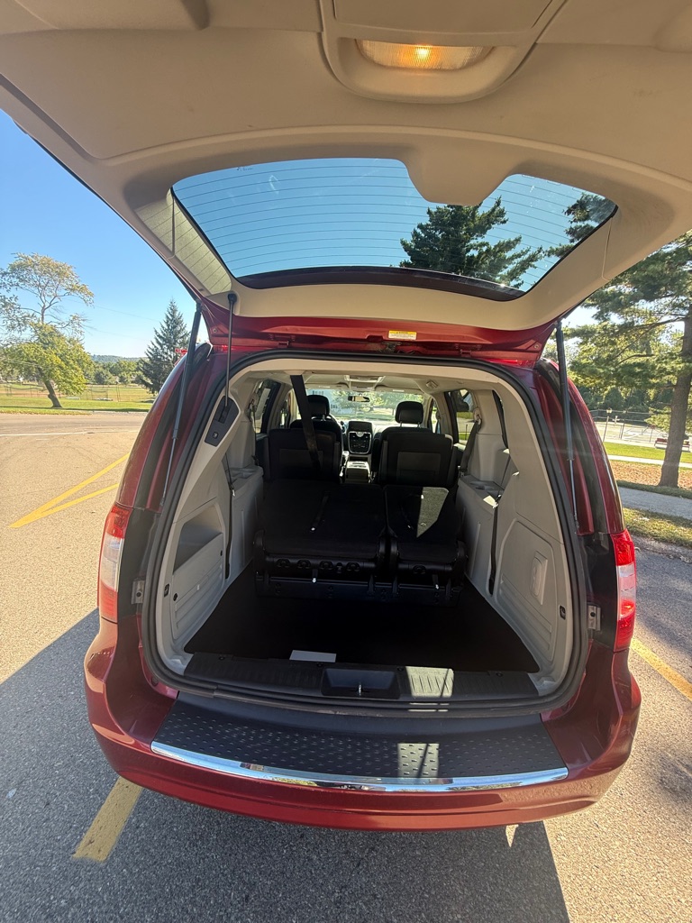 Photo 12 of this CHRYSLER TOWN & COUNTRY