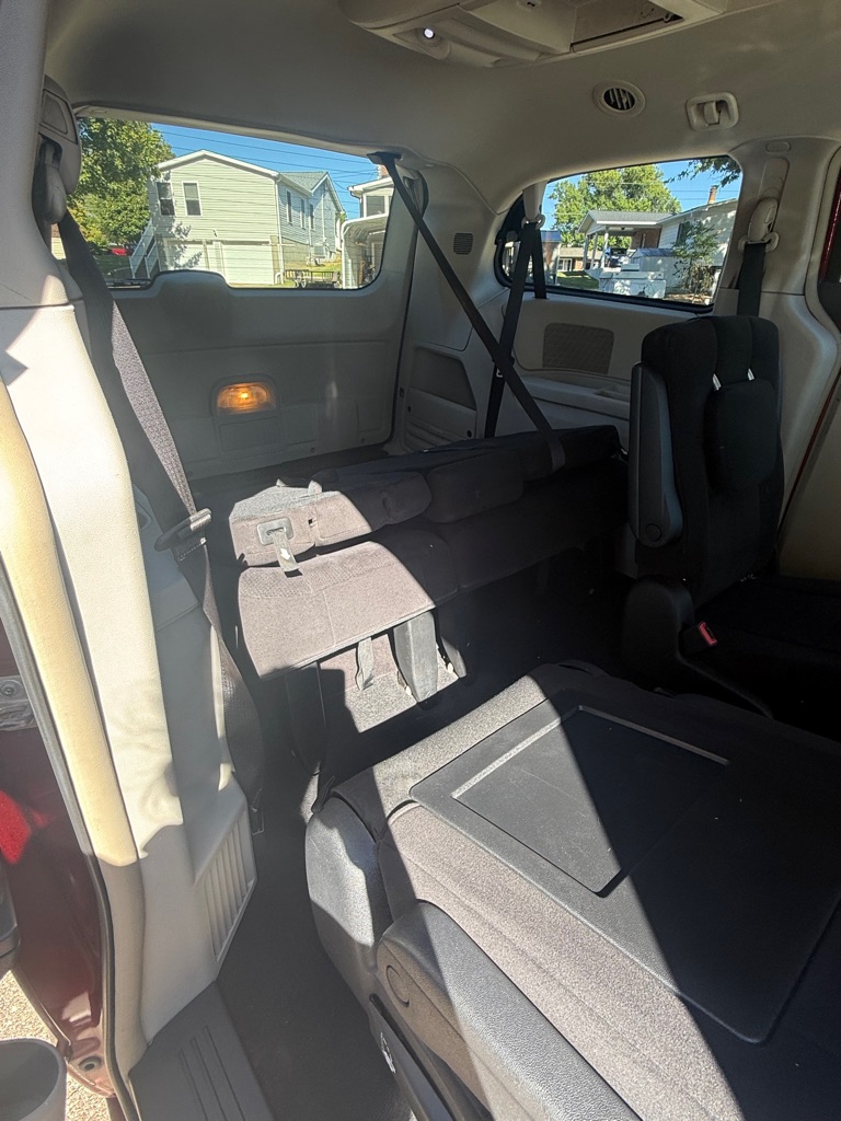 Photo 11 of this CHRYSLER TOWN & COUNTRY
