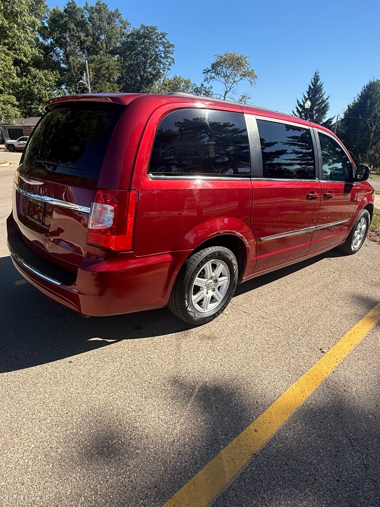 Photo 5 of this CHRYSLER TOWN & COUNTRY