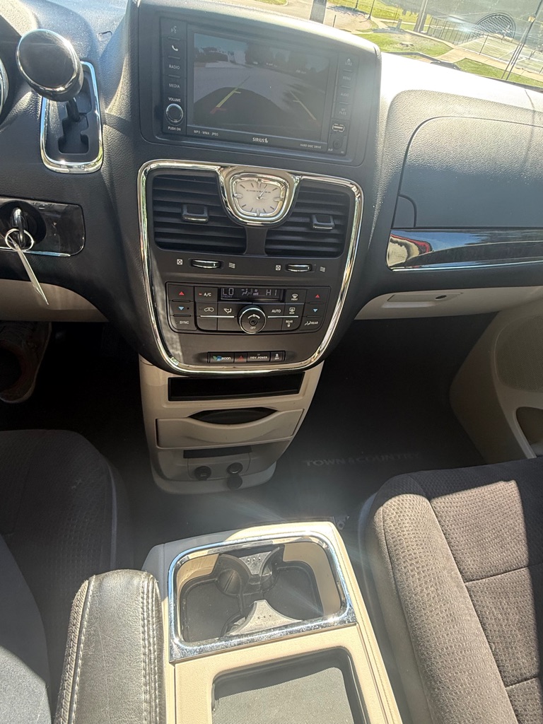 Photo 18 of this CHRYSLER TOWN & COUNTRY