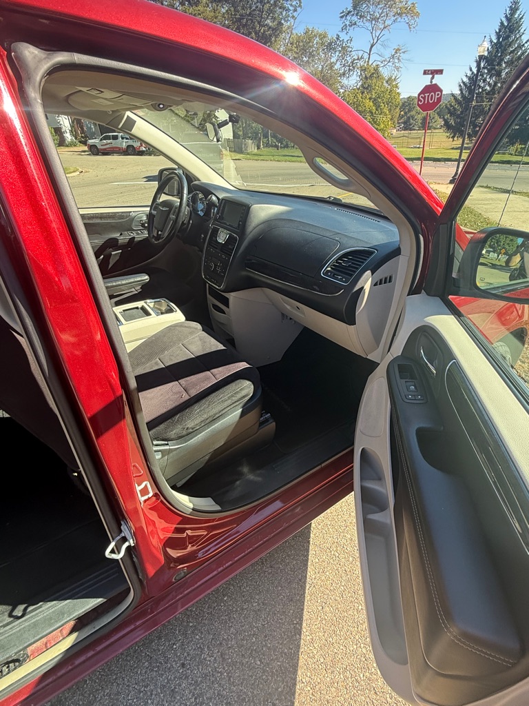 Photo 9 of this CHRYSLER TOWN & COUNTRY