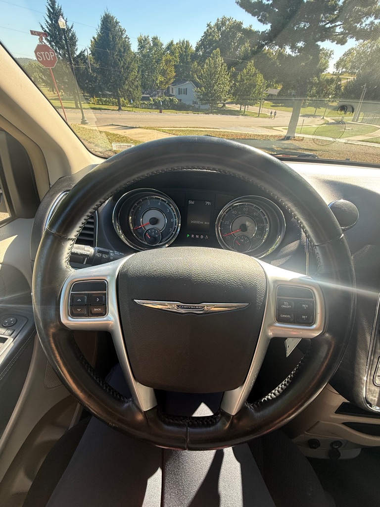 Photo 17 of this CHRYSLER TOWN & COUNTRY