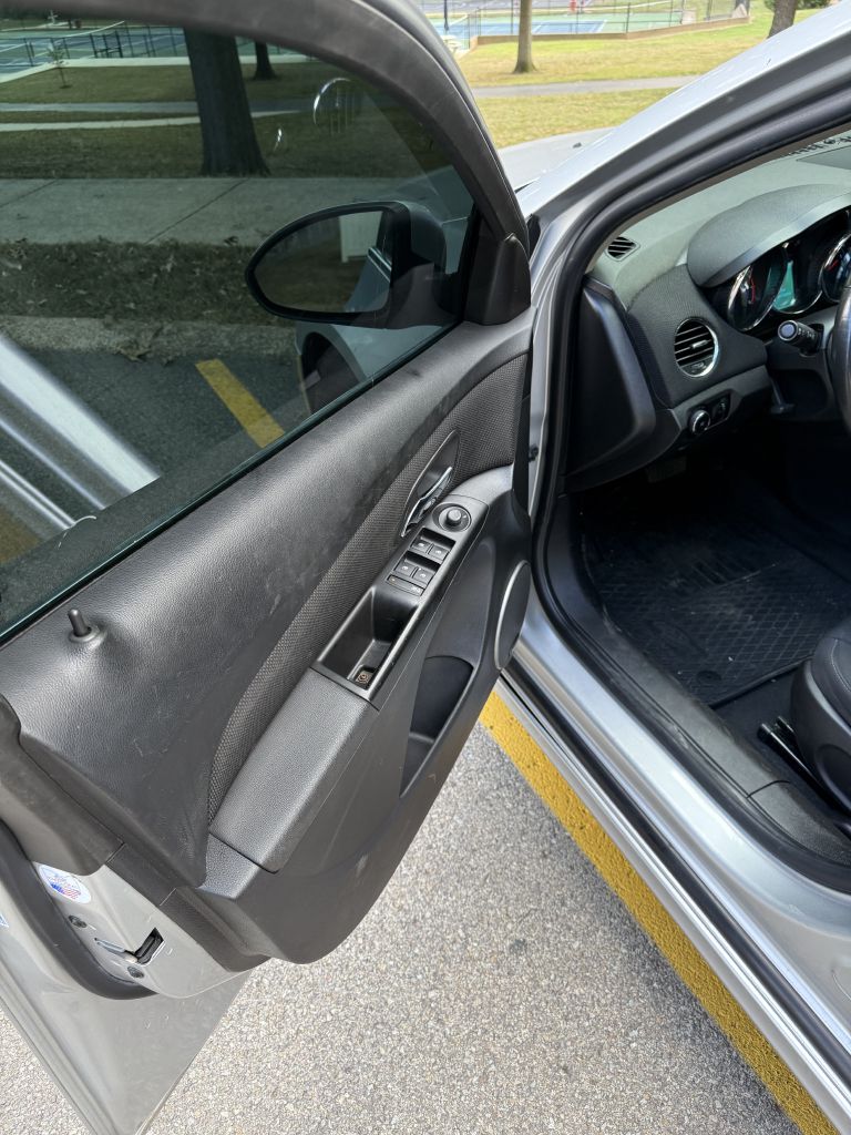 Photo 9 of this CHEVROLET CRUZE