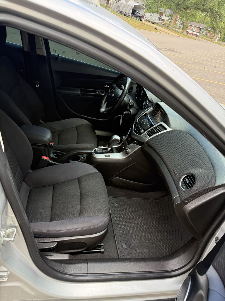 Photo 17 of this CHEVROLET CRUZE