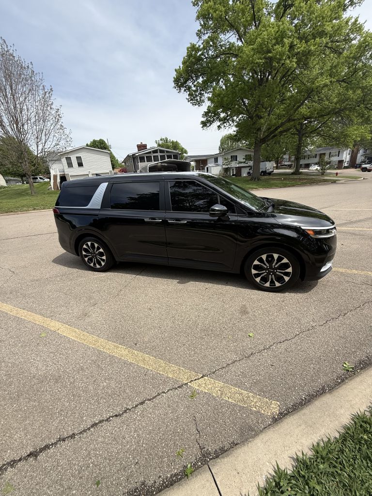 Photo 4 of this KIA CARNIVAL