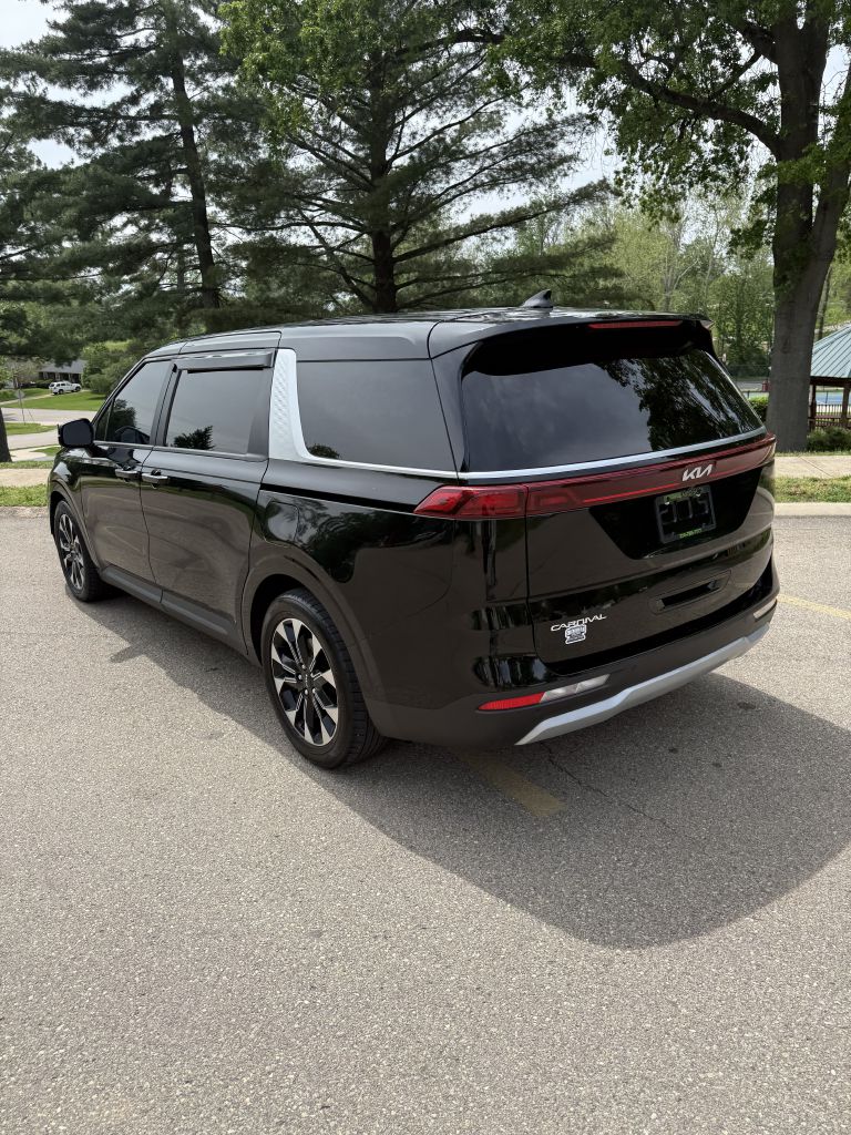 Photo 7 of this KIA CARNIVAL