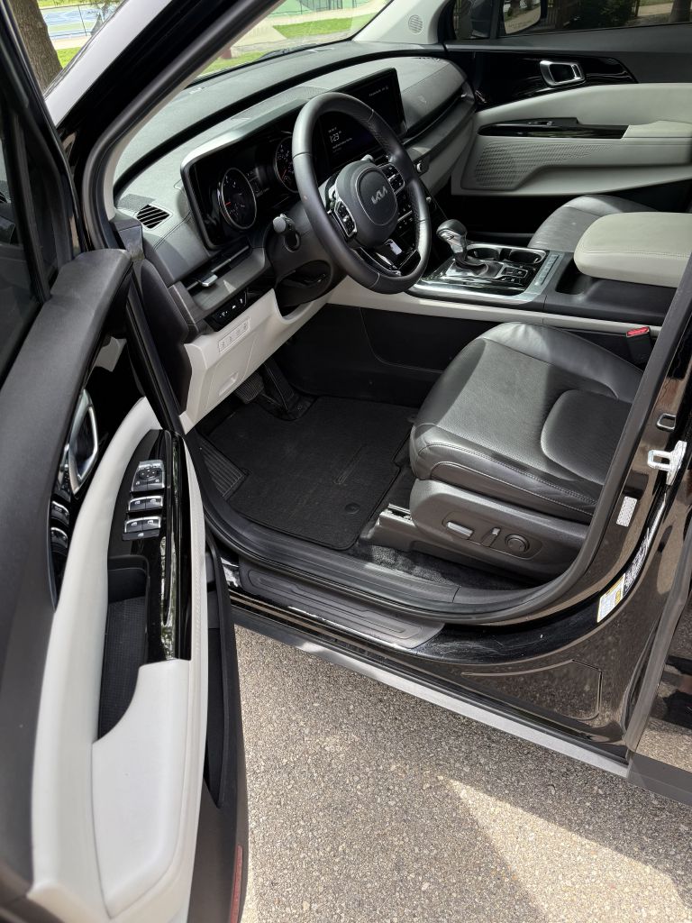 Photo 10 of this KIA CARNIVAL