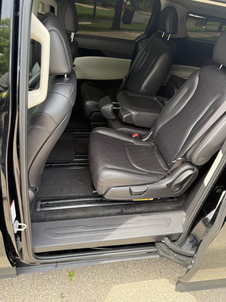 Photo 11 of this KIA CARNIVAL