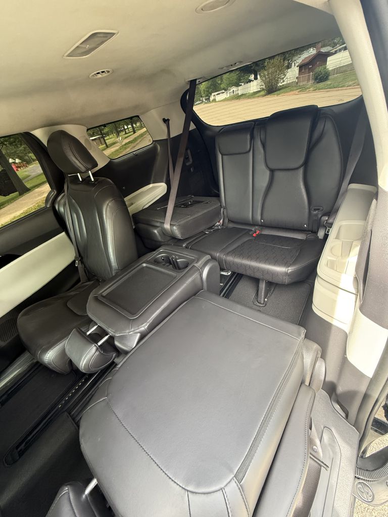 Photo 12 of this KIA CARNIVAL