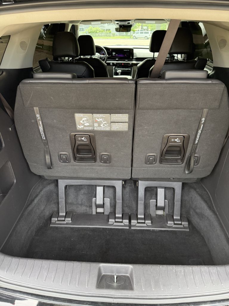Photo 13 of this KIA CARNIVAL