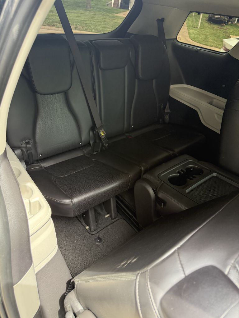 Photo 15 of this KIA CARNIVAL
