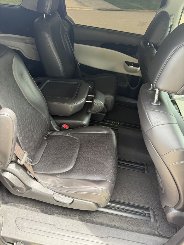 Photo 16 of this KIA CARNIVAL