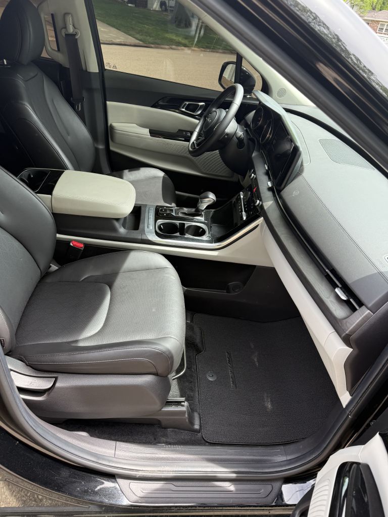 Photo 18 of this KIA CARNIVAL