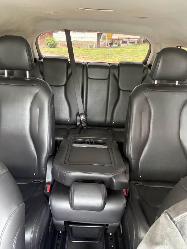 Photo 24 of this KIA CARNIVAL