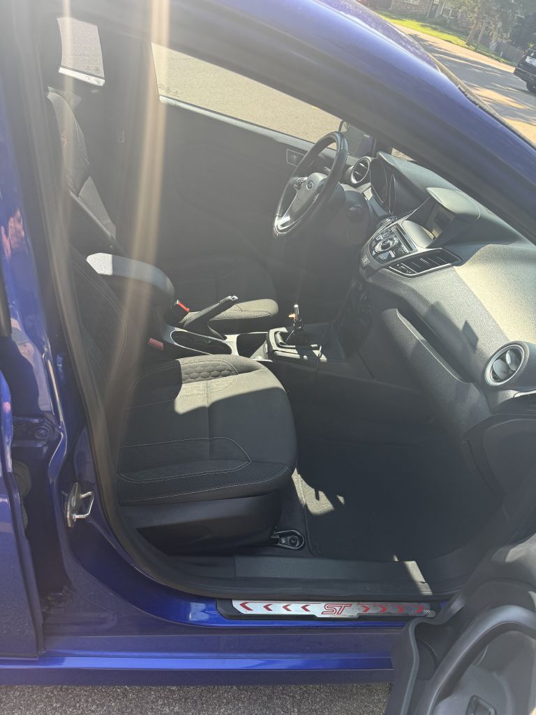 Photo 17 of this FORD FIESTA