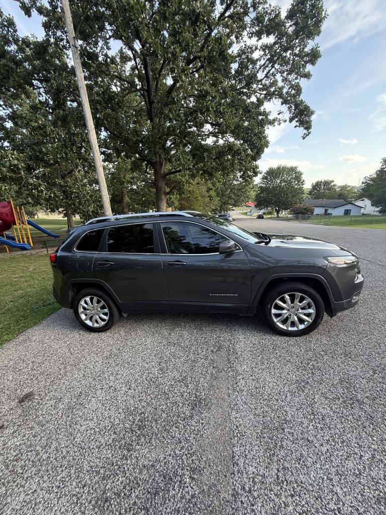 Photo 4 of this JEEP CHEROKEE