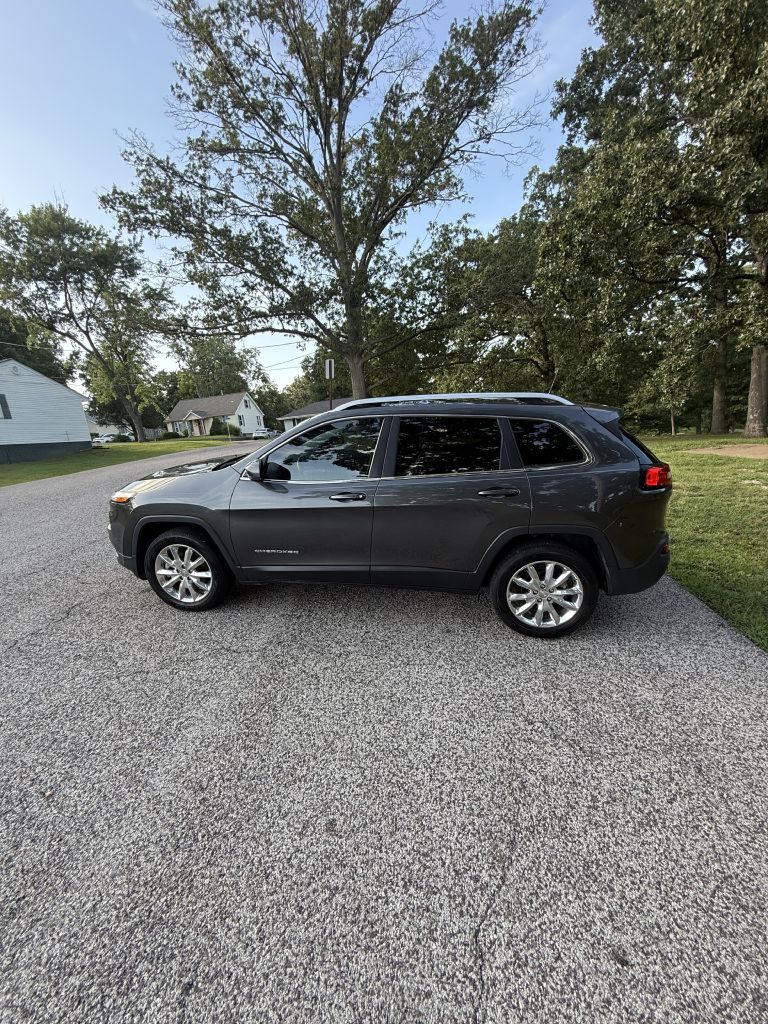 Photo 8 of this JEEP CHEROKEE