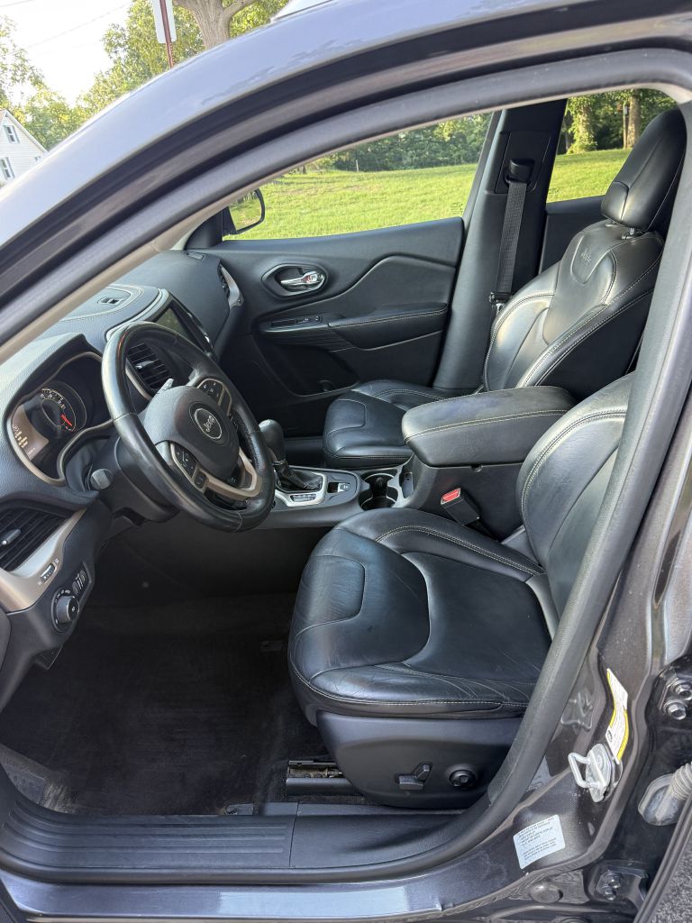 Photo 10 of this JEEP CHEROKEE