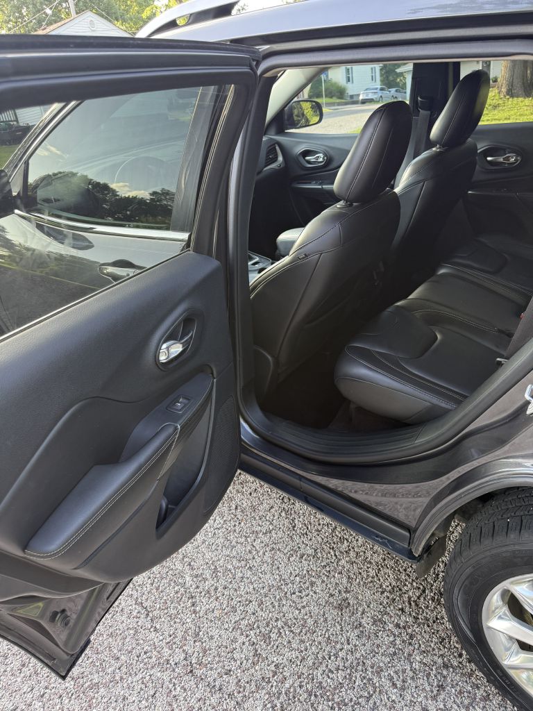 Photo 11 of this JEEP CHEROKEE